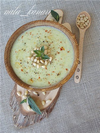 Холодный суп-пюре из патиссона с йогуртом, мятой и кедровыми