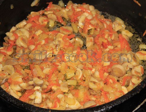 зажарка из лука, моркови и грибов