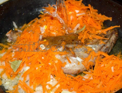 ножка гуся с овощами и бульоном