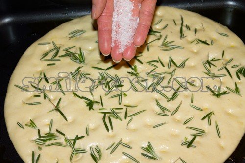фокачча с розмарином и солью