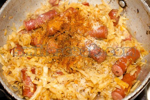 капуста с колбасками в пиве