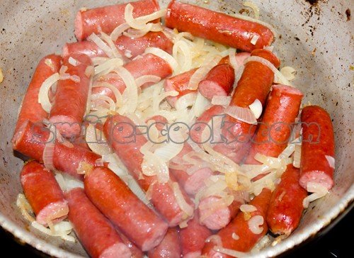 колбаски, жареные с луком