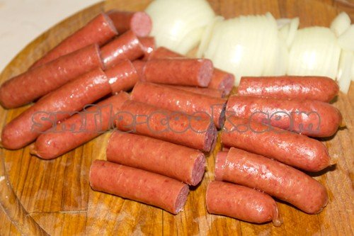 охотничьи колбаски с луком