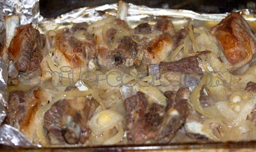 свиные ребрышки с луком