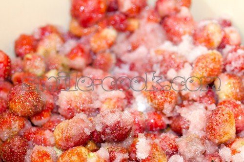 клубника с сахаром для варенья клубника с сахаром для варенья