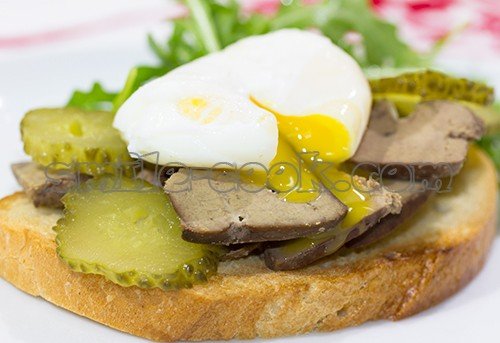 сендвич с печенью и яйцом пашот
