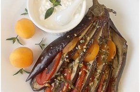 Запеченные баклажаны с помидорами и абрикосами под зерновым творогом
