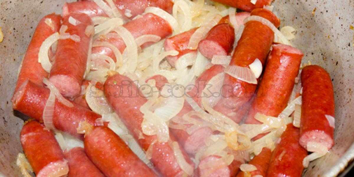 sausages fried with onions