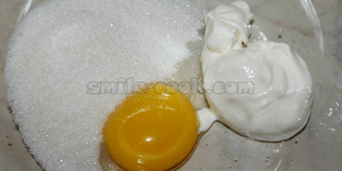 eggs, sugar and sour cream