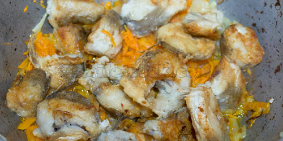 fish with onions and carrots