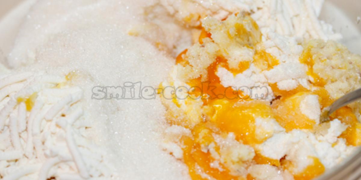 cottage cheese with sugar, yolks and lemon