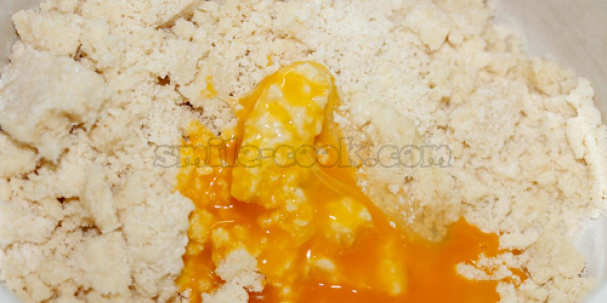 flour crumble with yolks