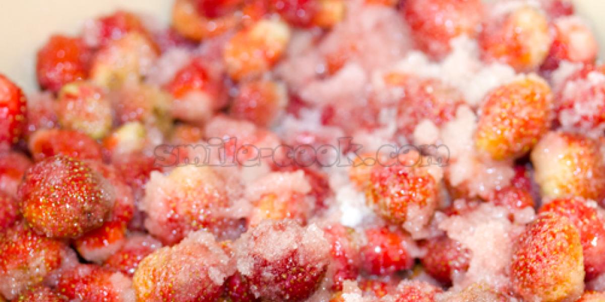 strawberries with sugar for jam