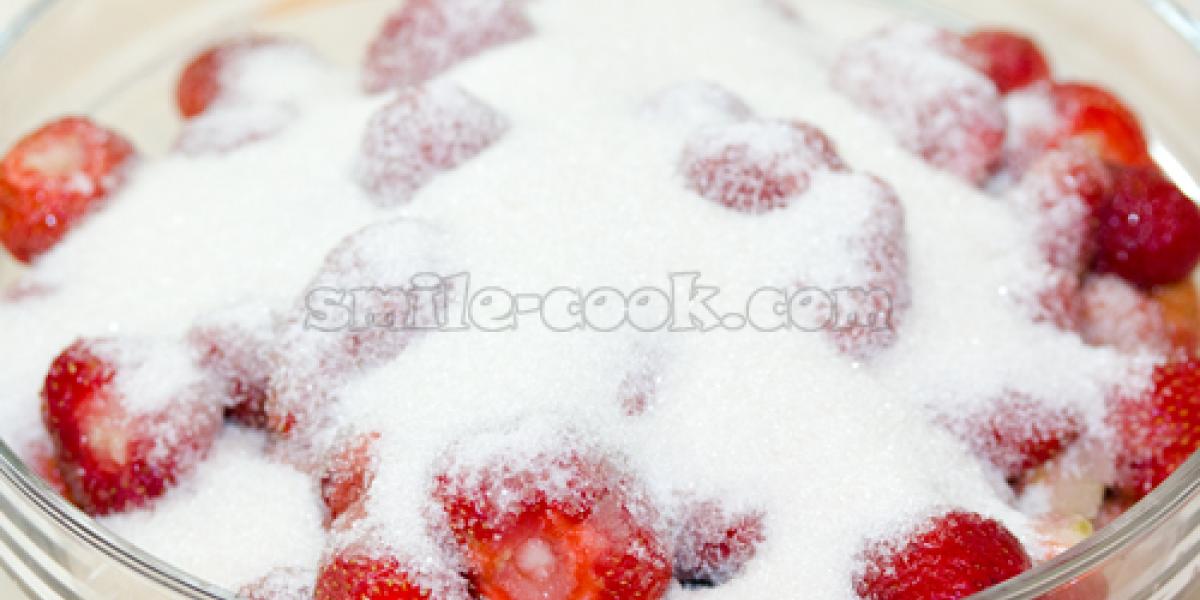 strawberries with sugar