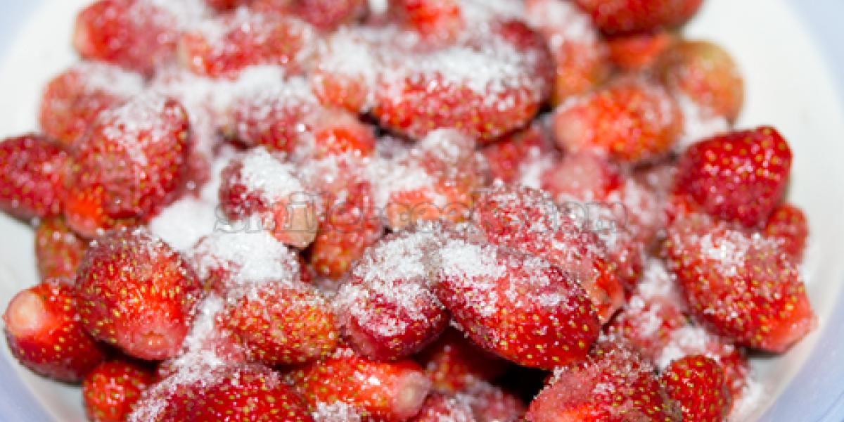 strawberries with sugar for dumplings