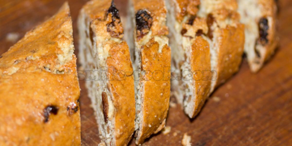 slicing biscotti