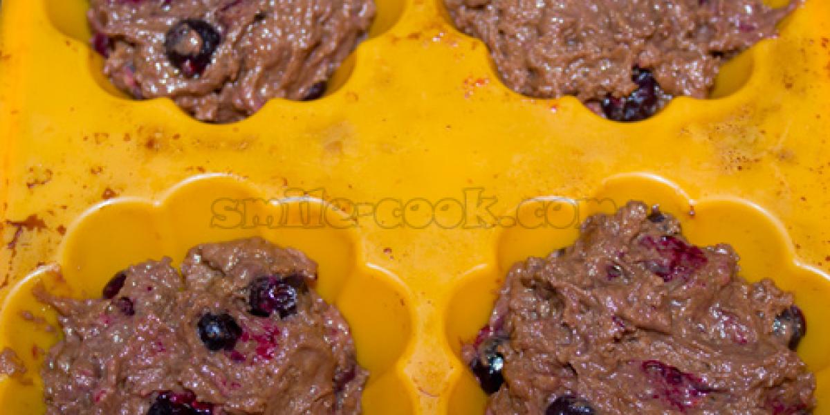 chocolate and blackcurrant cupcakes