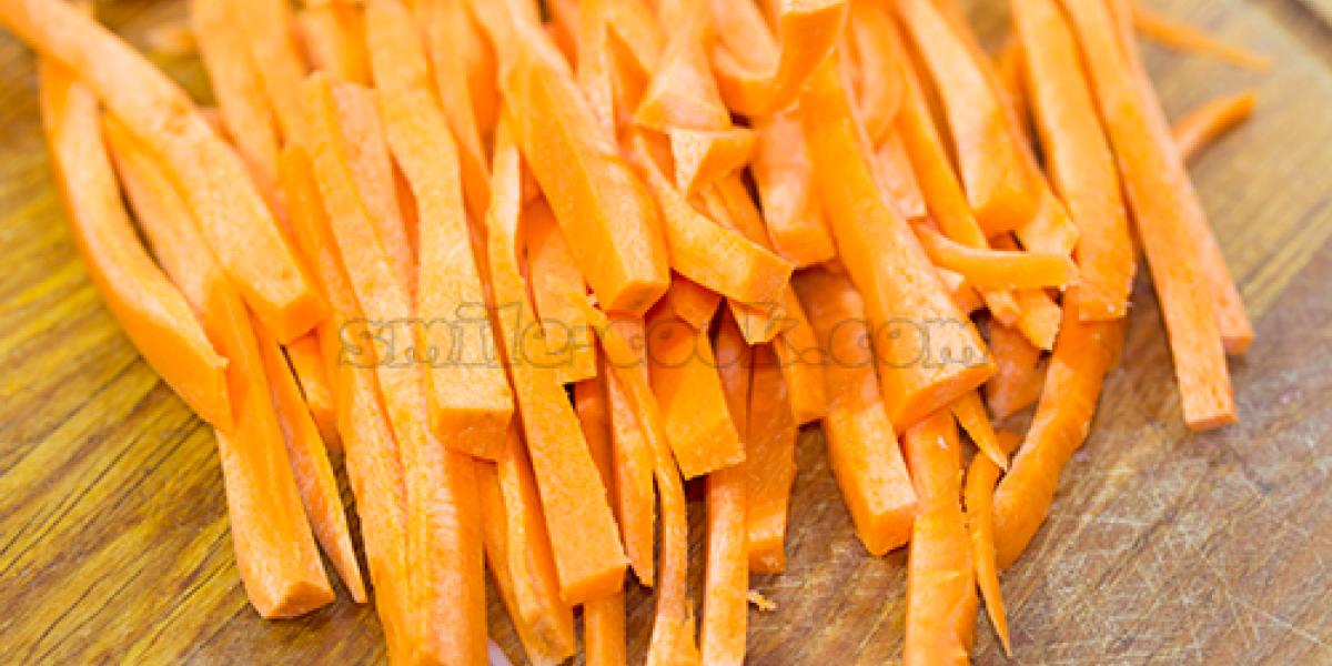 slicing carrots