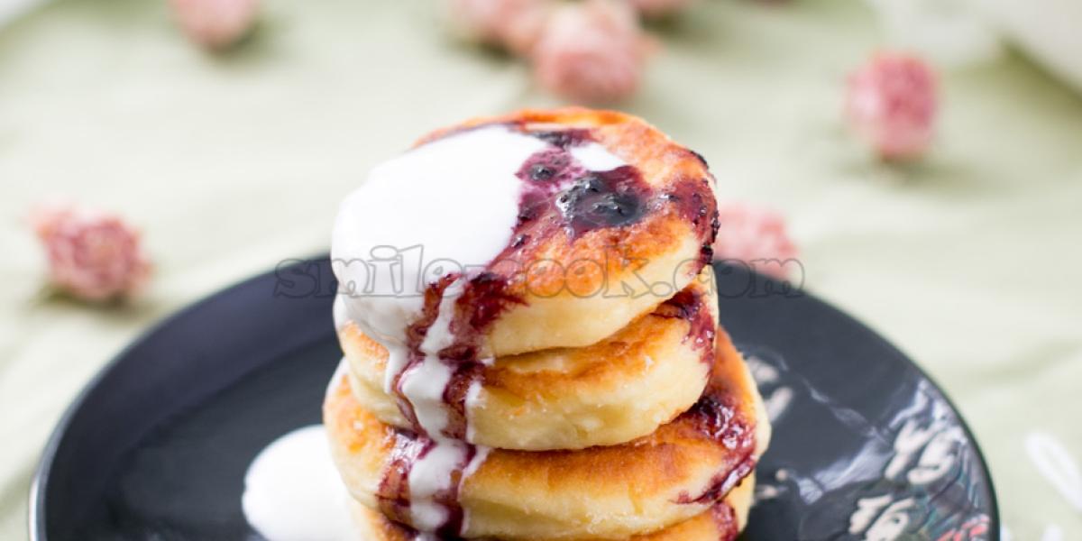 cheesecakes with sour cream and jam